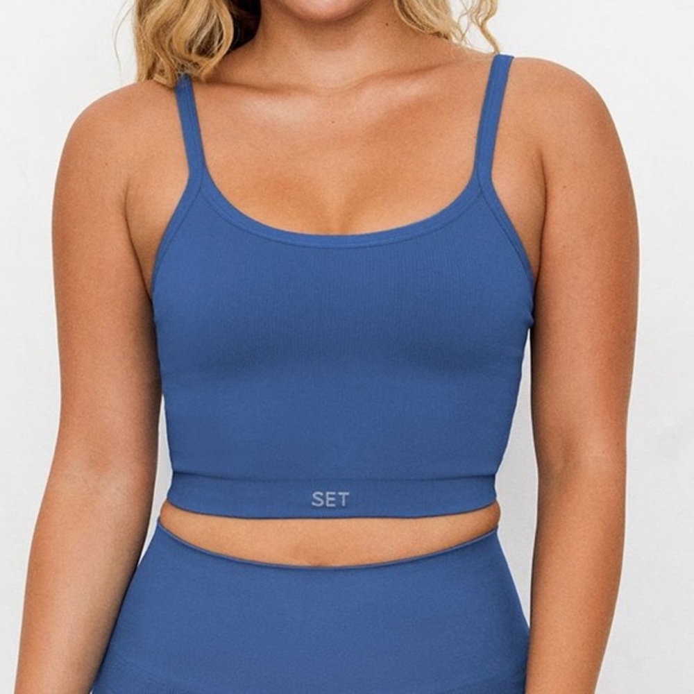 NWT SETactive body crop in sold out color CRISP 💙